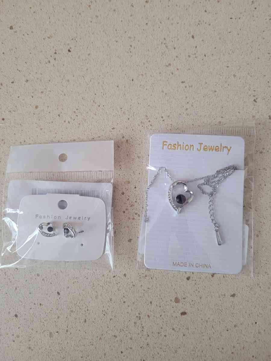 earing  and necklace set - Brooklyn, New York