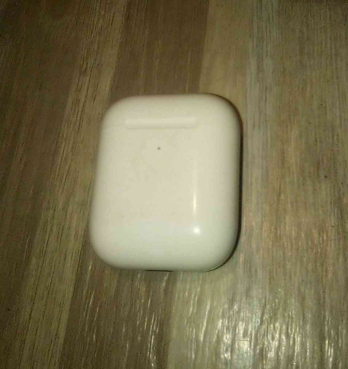 apple airpods 1st gen missing the right earbud - Glendale, Arizona - FleaMarketBay