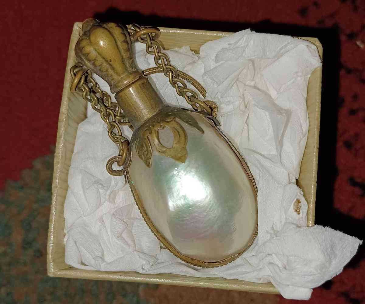 antique pearl perfume bottle - Caliente, California