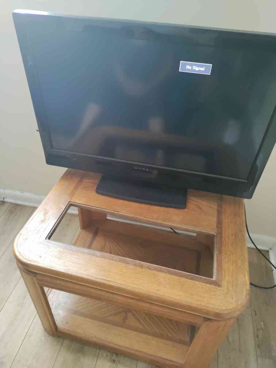 dynex TV comes with TV stand - Altamonte Springs, Florida - FleaMarketBay