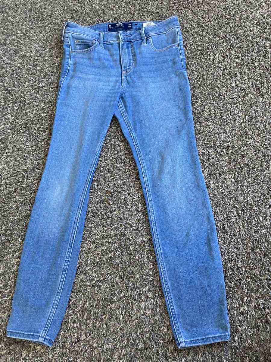 Hollister Mid Rise Super Skinny Size 5s - Salinas, California