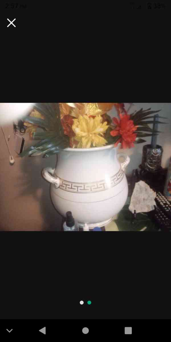 white and gold antique vase - Albuquerque, New Mexico