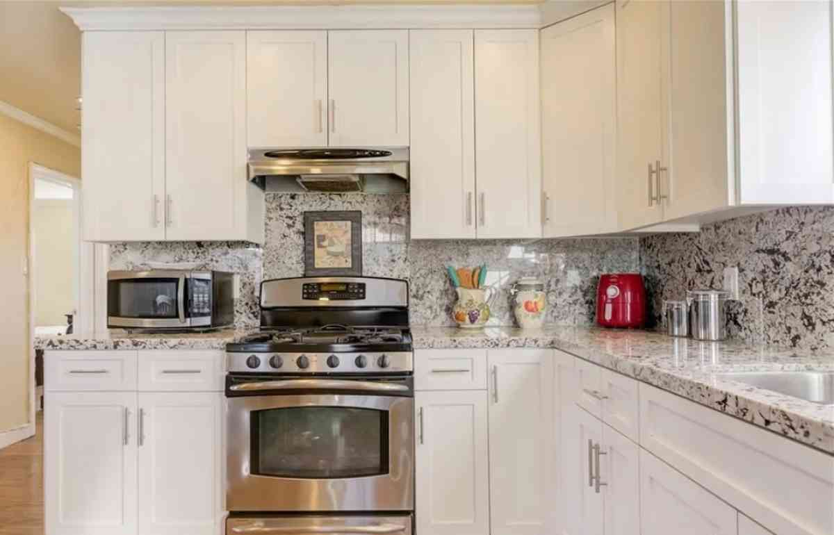 Beautiful Family 2beds 1bath for rent - Panorama City, California - FleaMarketBay