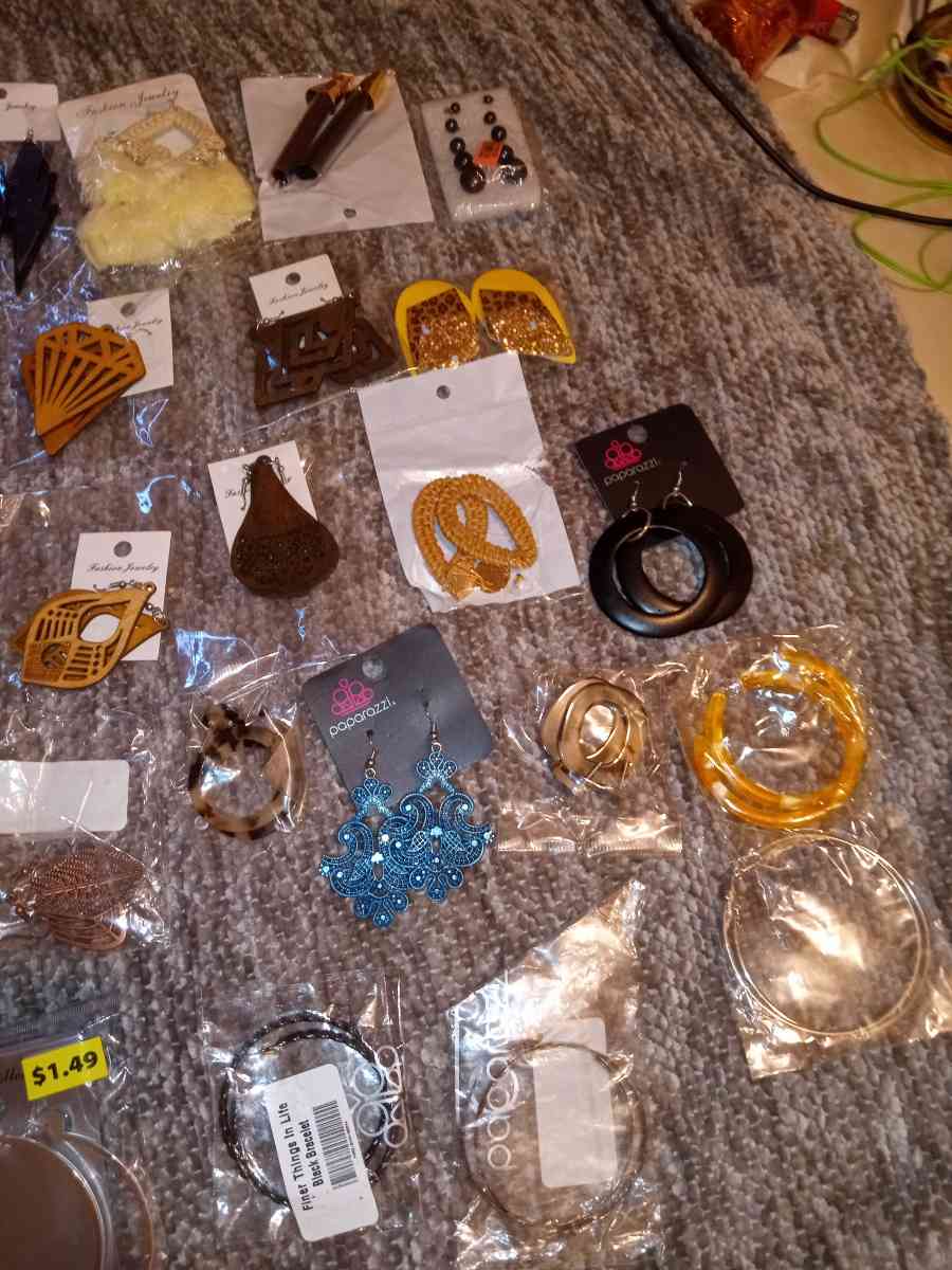 62 pairs of various brands of earrings they are all NIP - Broseley, Missouri