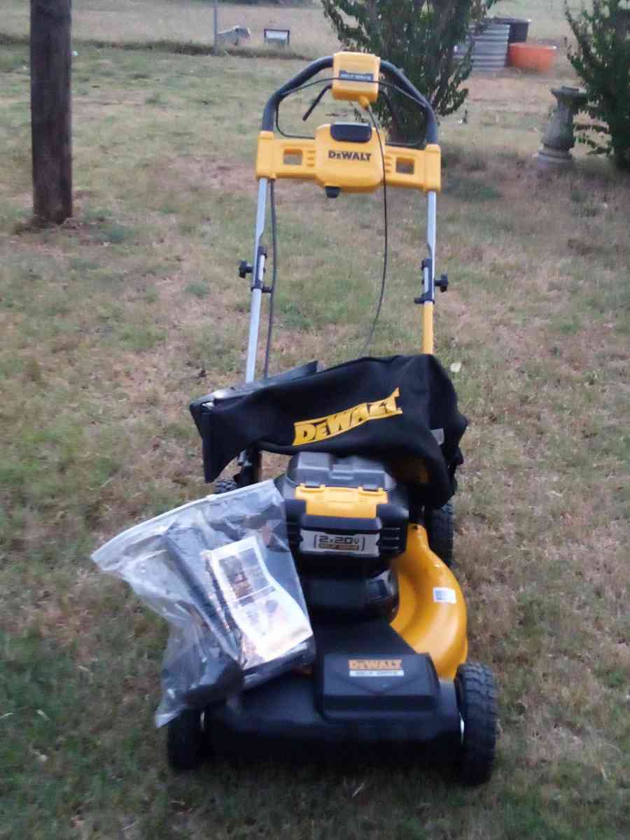 DeWalt self propelled mower - Henderson, Texas