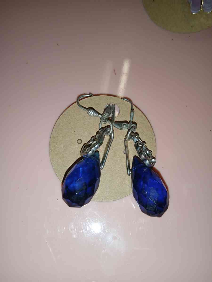 vintage pearl drop earrings blue color - Concord, California