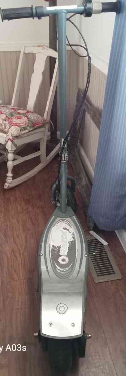 Razor Adult Electric Scooter E300 - Mooringsport, Louisiana - FleaMarketBay