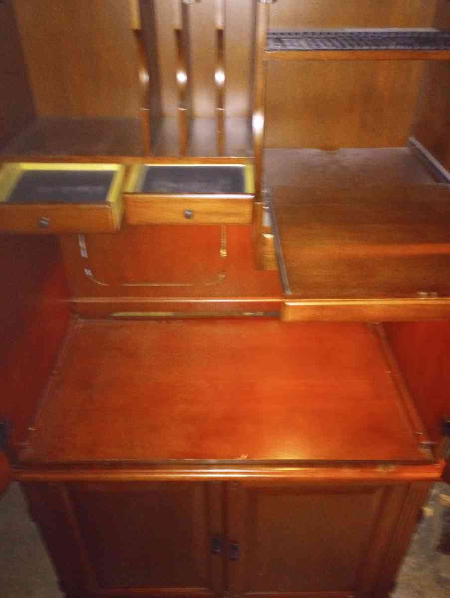 Hutch - Conroe, Texas - FleaMarketBay