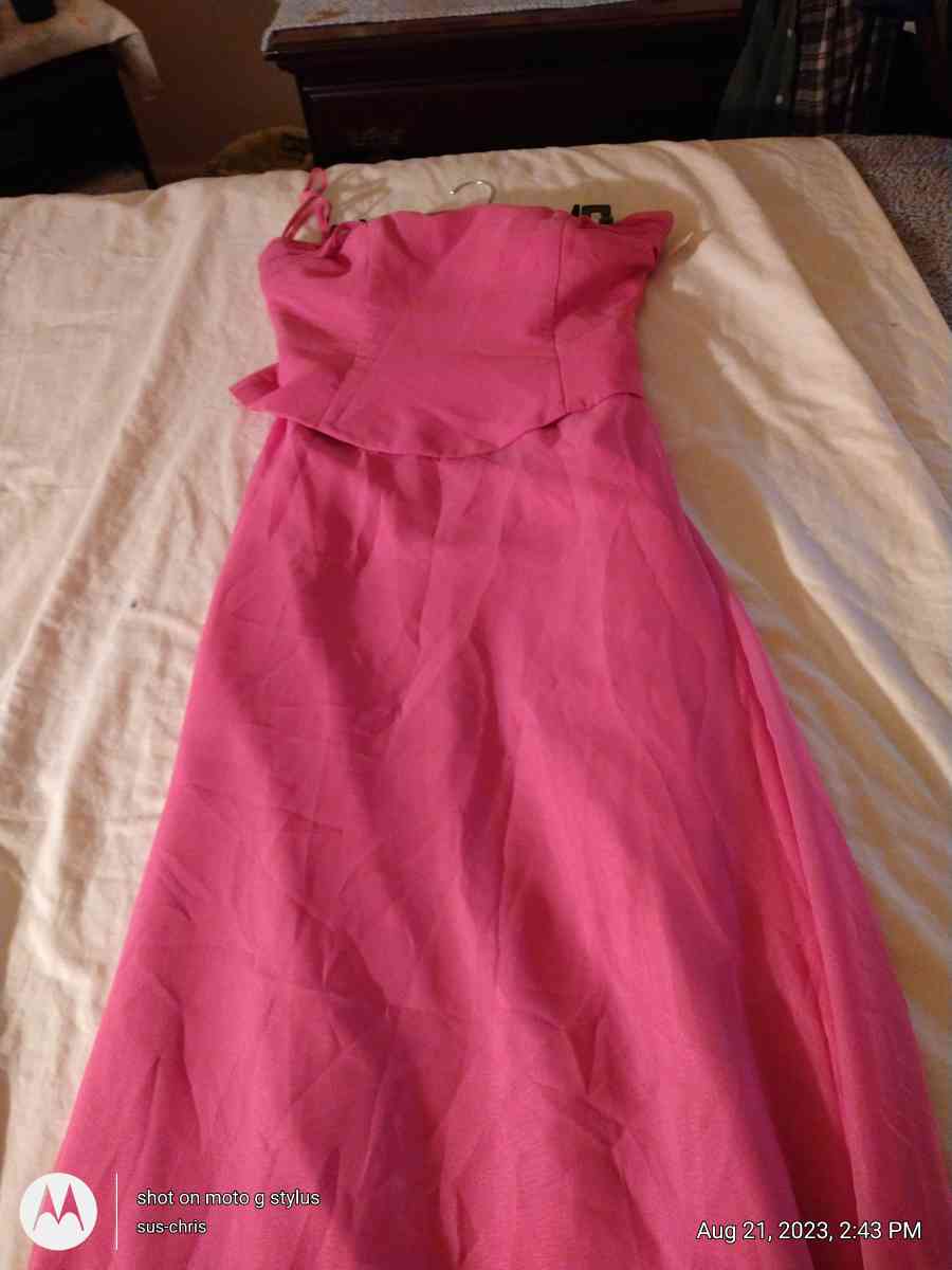 little bit of everything clothes  dishes antiques what knots - Toccoa, Georgia - FleaMarketBay