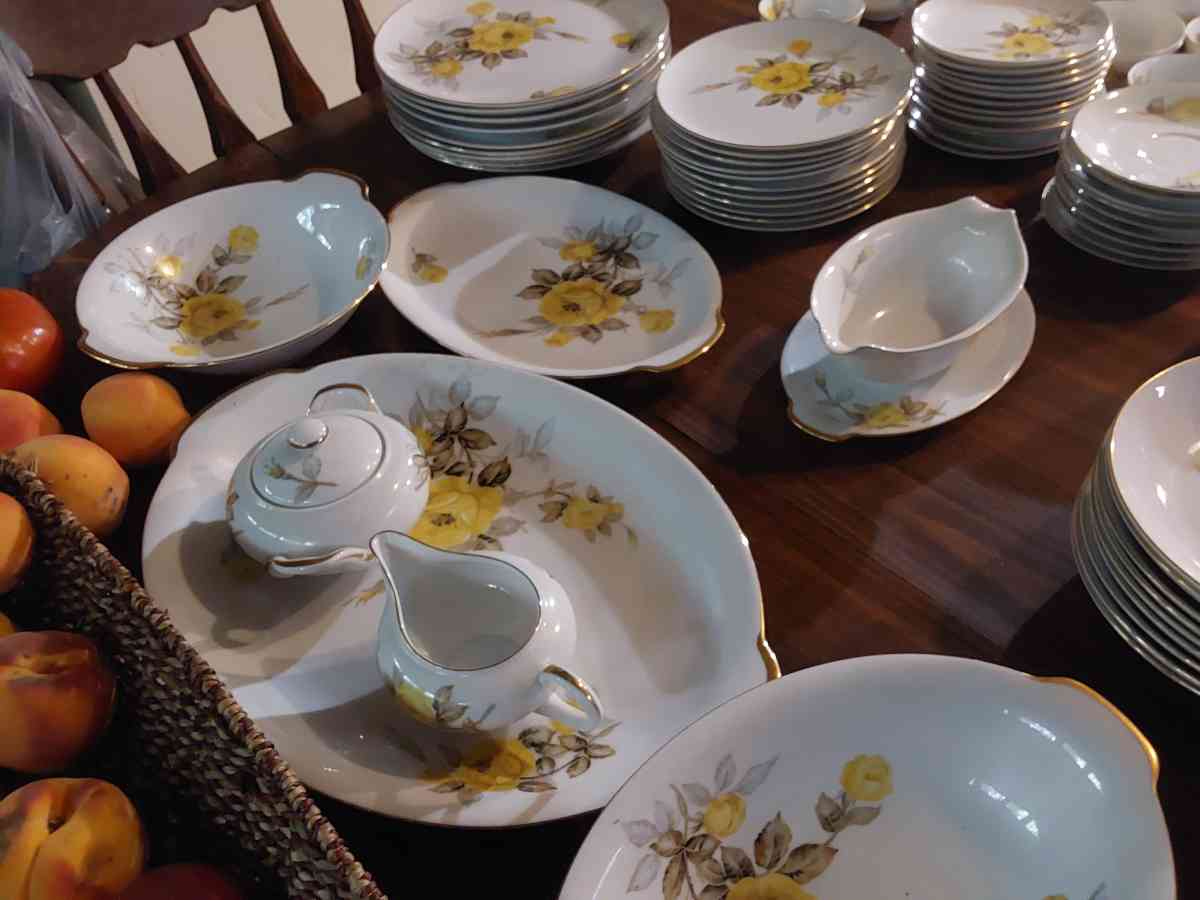 dishes - New Alexandria, Pennsylvania - FleaMarketBay