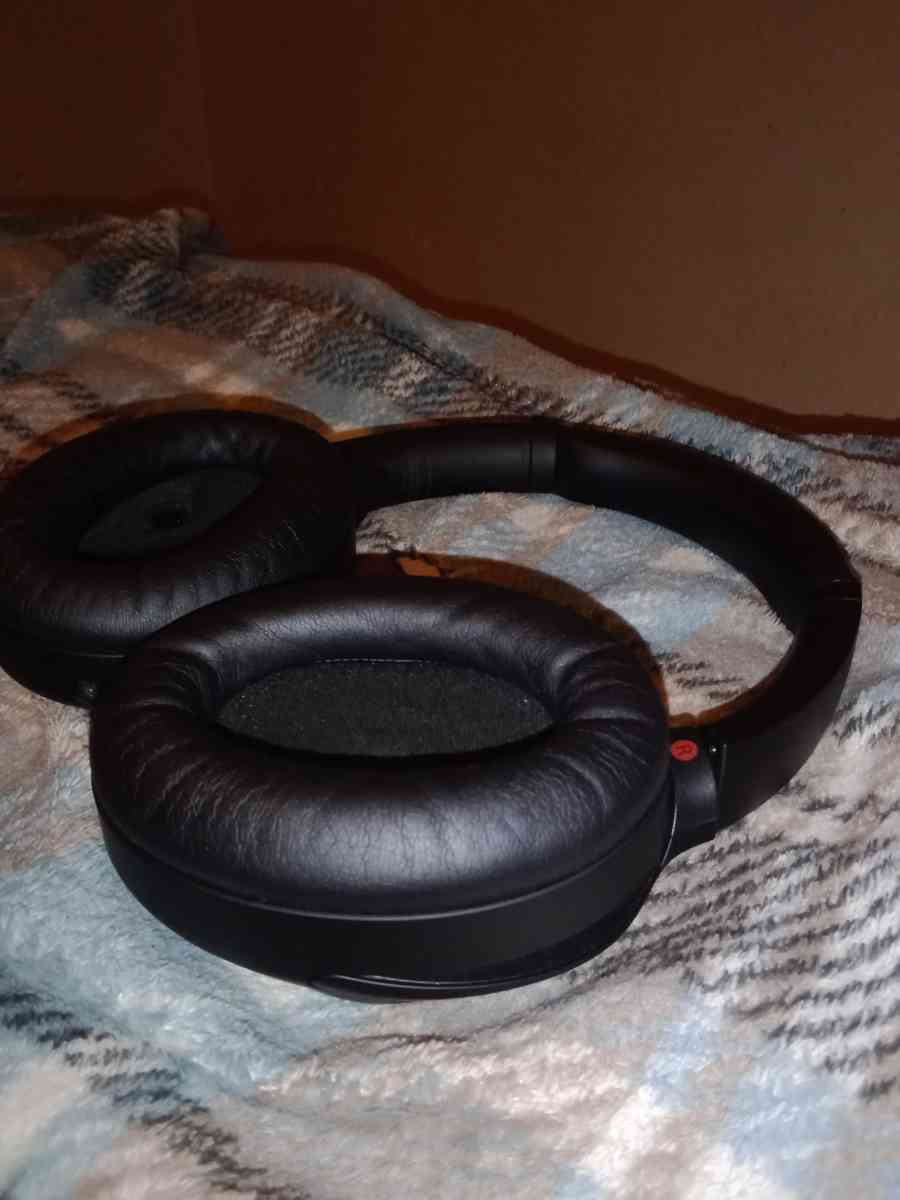 Sony Bluetooth headphones - Detroit, Michigan - FleaMarketBay
