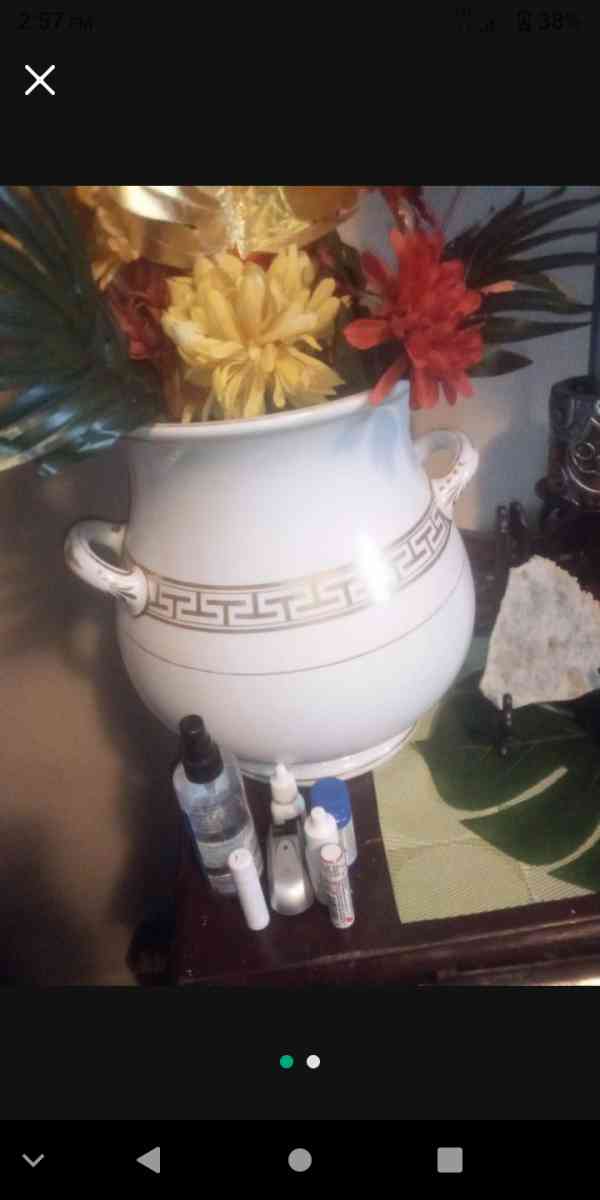 white and gold antique vase - Albuquerque, New Mexico - FleaMarketBay