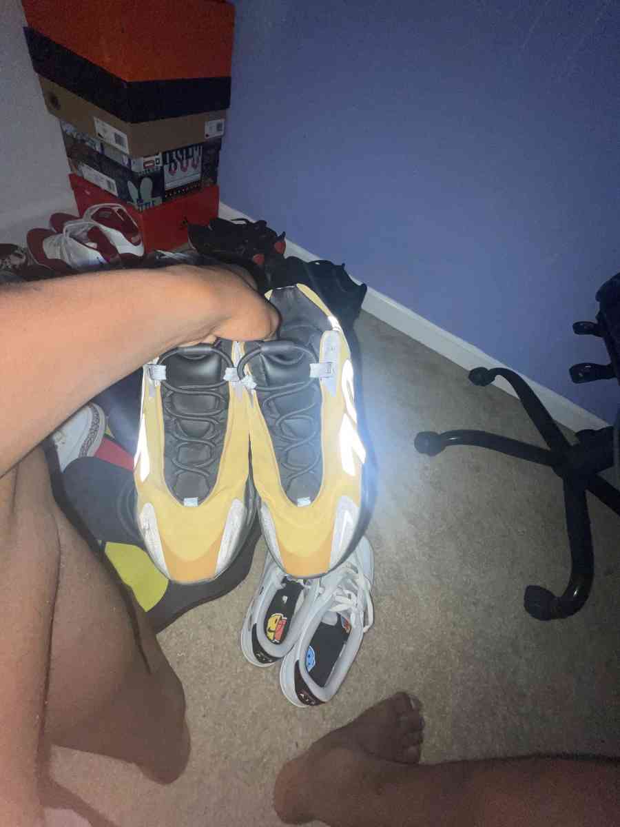 Yezzy 700 honey comb - Statesville, North Carolina - FleaMarketBay