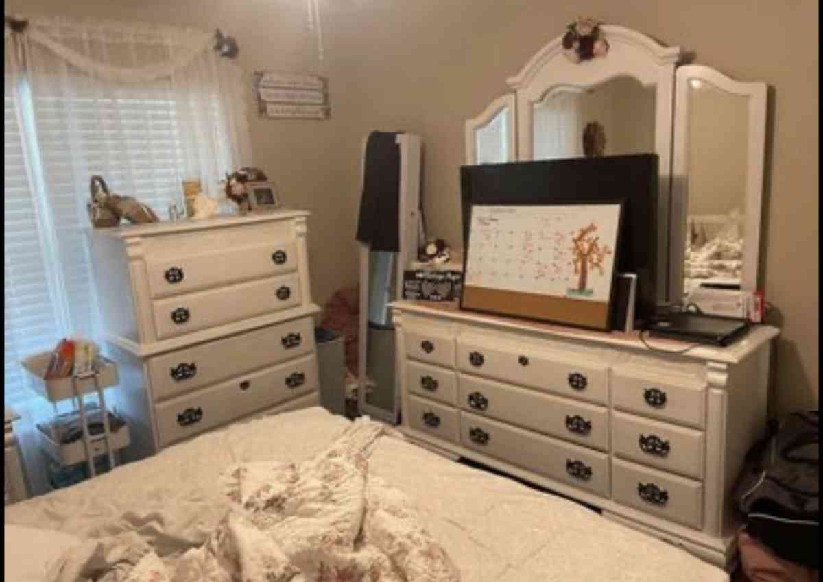 wood bedroom set 2 night stands Long Dresser and Tall Dresser with Headboard - Land O Lakes, Florida