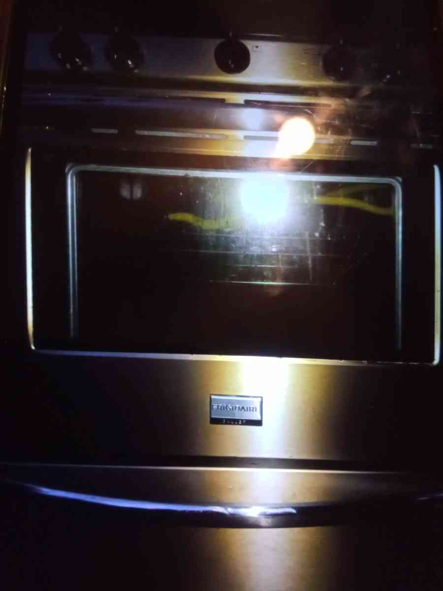 Frigidaire gas Air fry stove oven - Crosby, Texas - FleaMarketBay