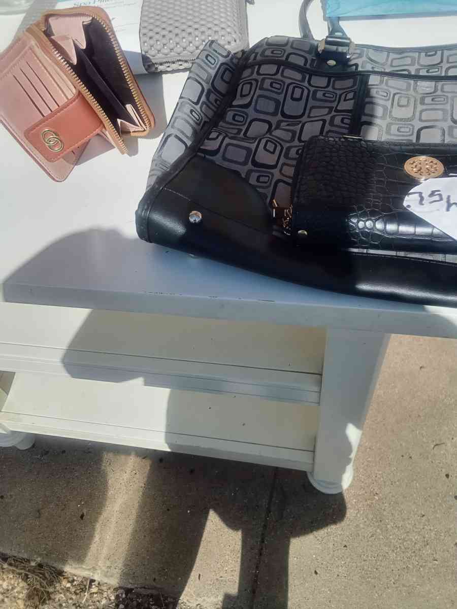 woman clothes and shoes hand bag and wallets - Lubbock, Texas - FleaMarketBay