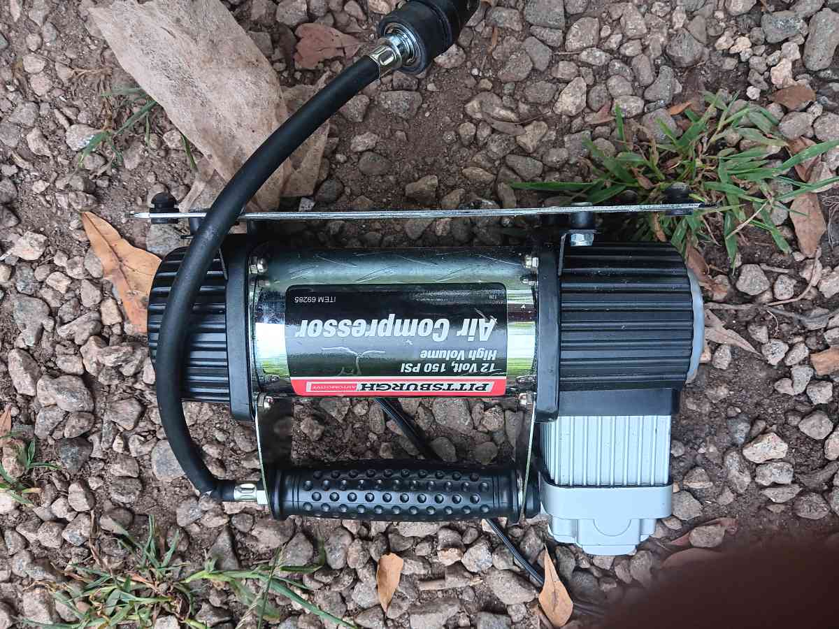 12v 150psi tire inflator - Belton, South Carolina