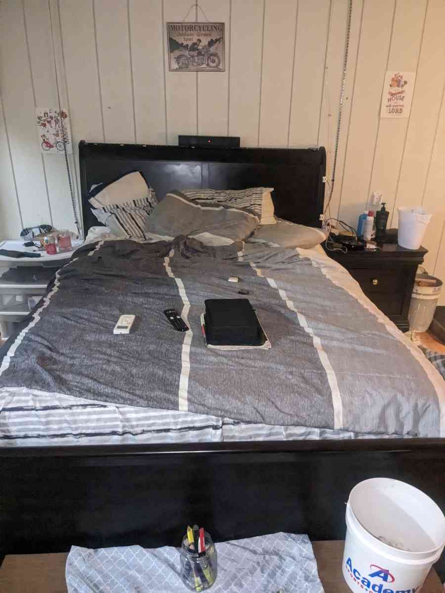 5 piece Bedroom set - Livingston, Texas - FleaMarketBay