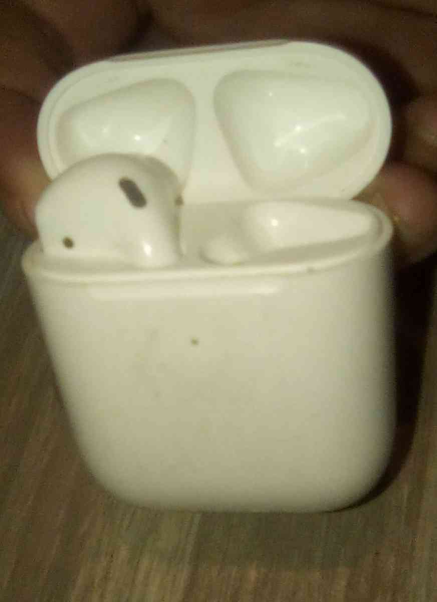 apple airpods 1st gen missing the right earbud - Glendale, Arizona - FleaMarketBay