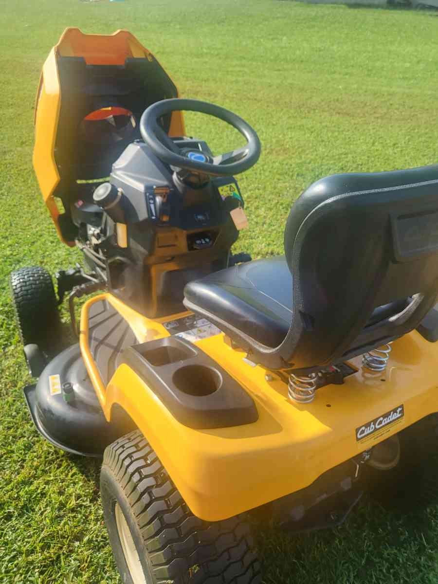 cub cadet riding  lawn mower - Bowling Green, Kentucky - FleaMarketBay