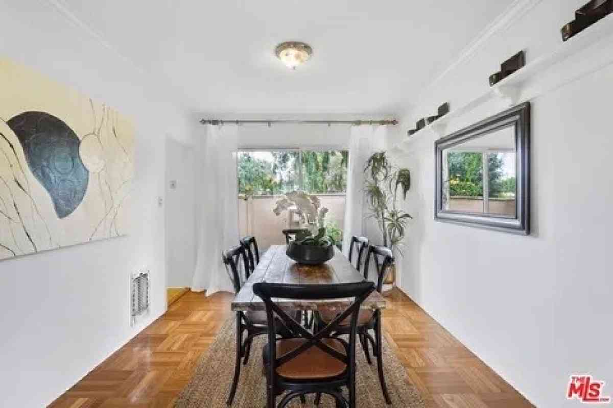 its a 1 bed 1 bath available for rent - Los Angeles, California - FleaMarketBay