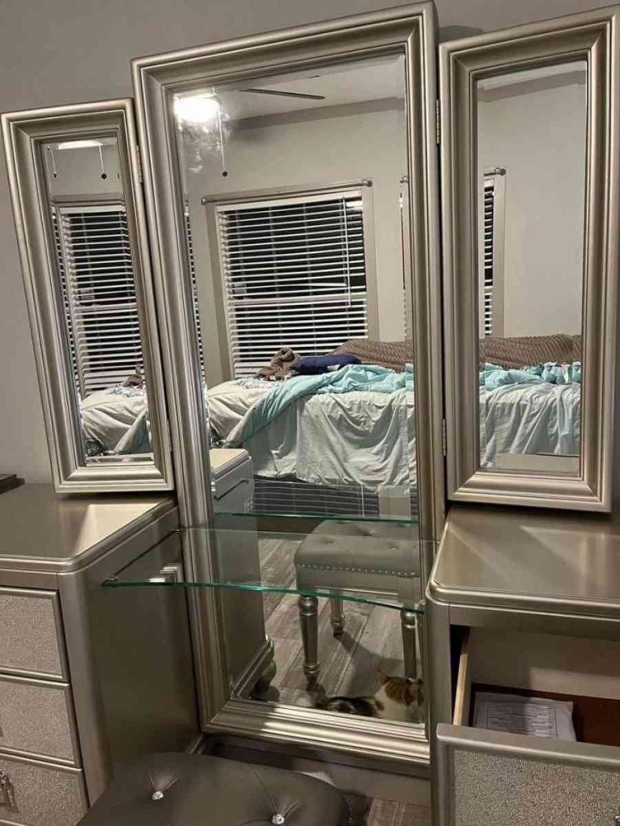 Sofia vergara vanity - Spring Branch, Texas - FleaMarketBay