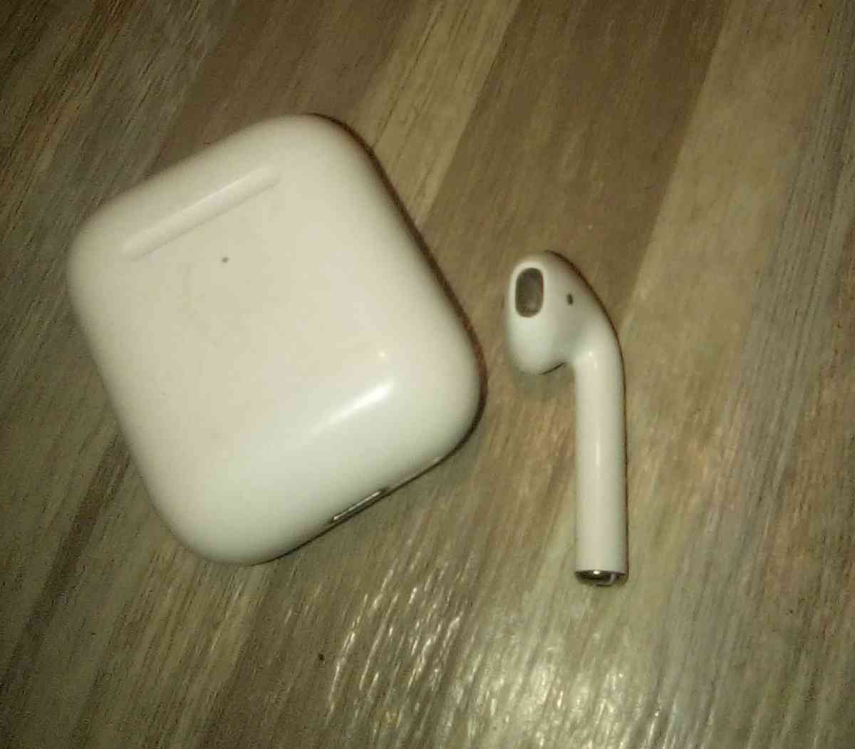 apple airpods 1st gen missing the right earbud - Glendale, Arizona