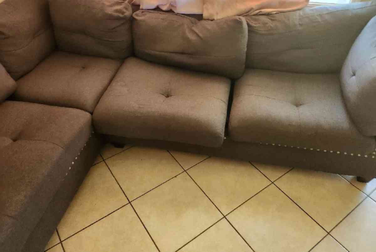 Grey sectional sofa with ottoman - Pine Bluff, Arkansas - FleaMarketBay