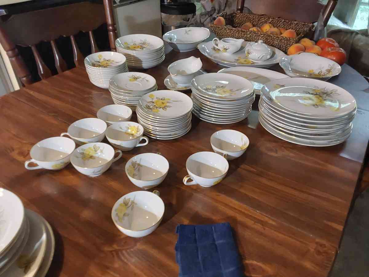 dishes - New Alexandria, Pennsylvania - FleaMarketBay