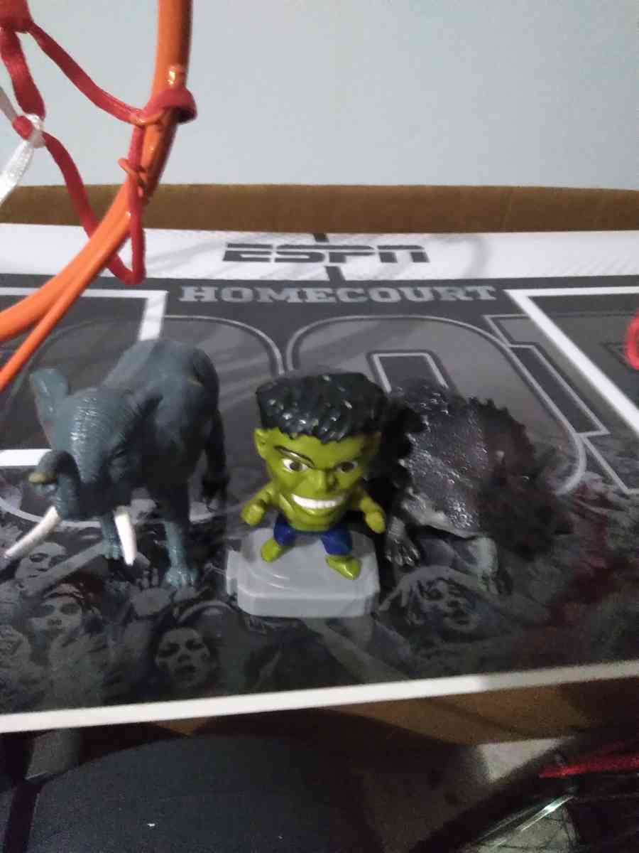 Elephant and Hulk little figures