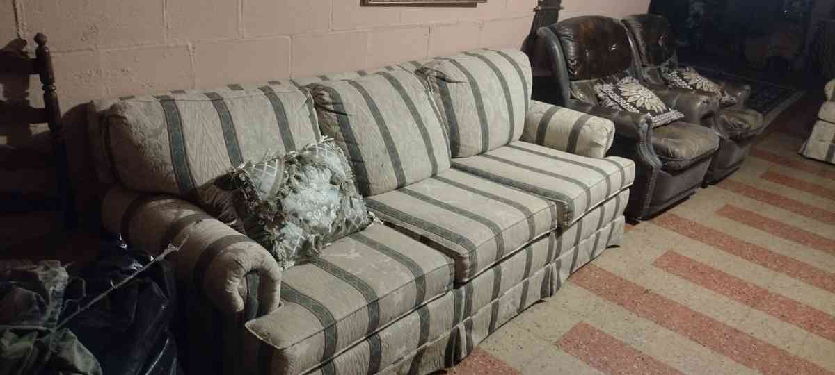 couch loveseat - Cleveland, Ohio