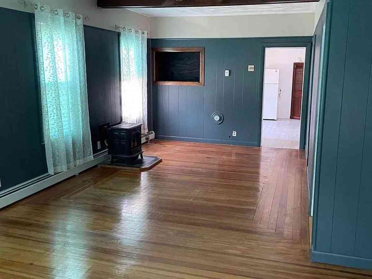 Highlands Neighborhood Lowell Massachusetts Apartment - Lowell, Massachusetts - FleaMarketBay