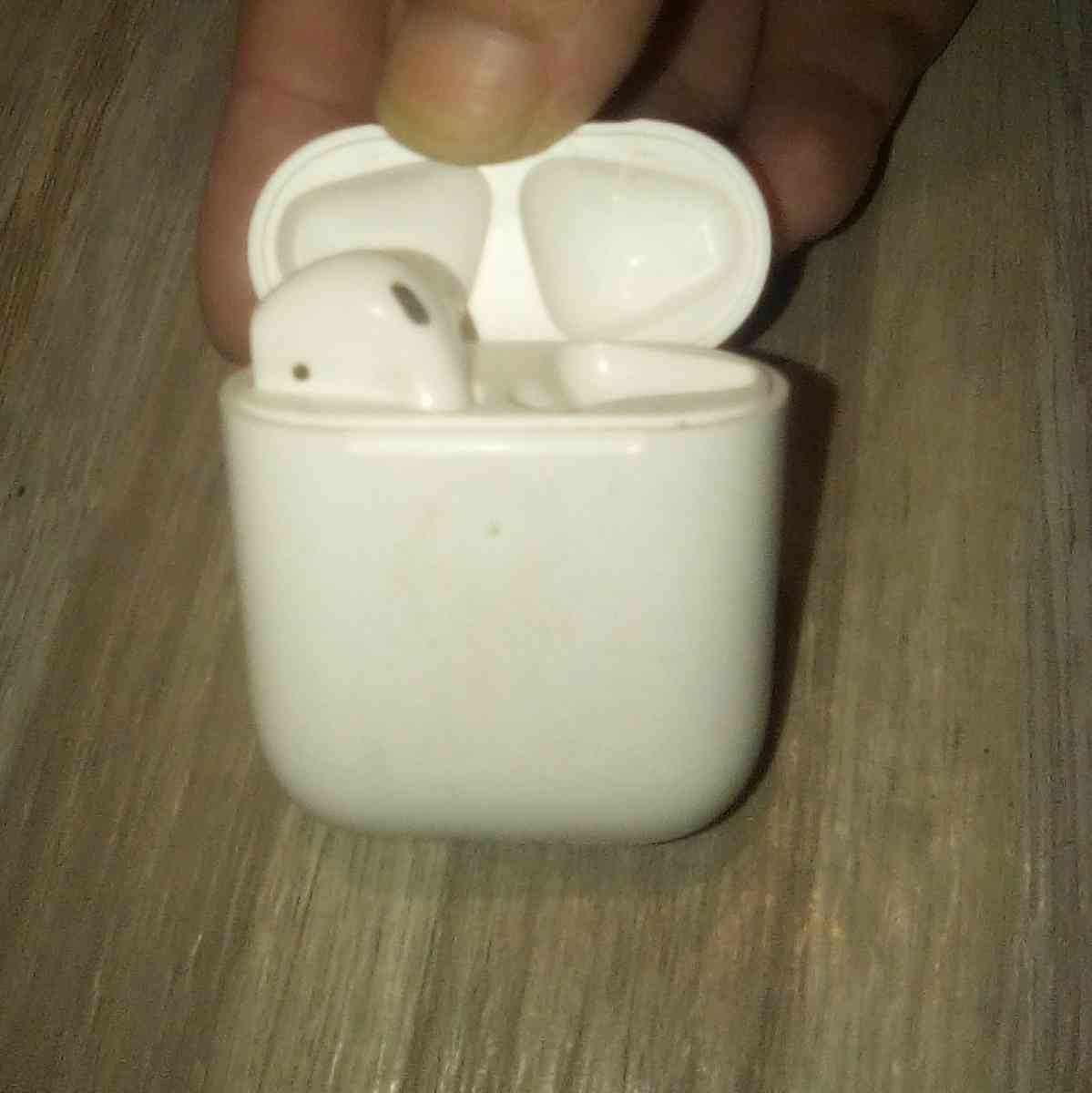 apple airpods 1st gen missing the right earbud - Glendale, Arizona - FleaMarketBay