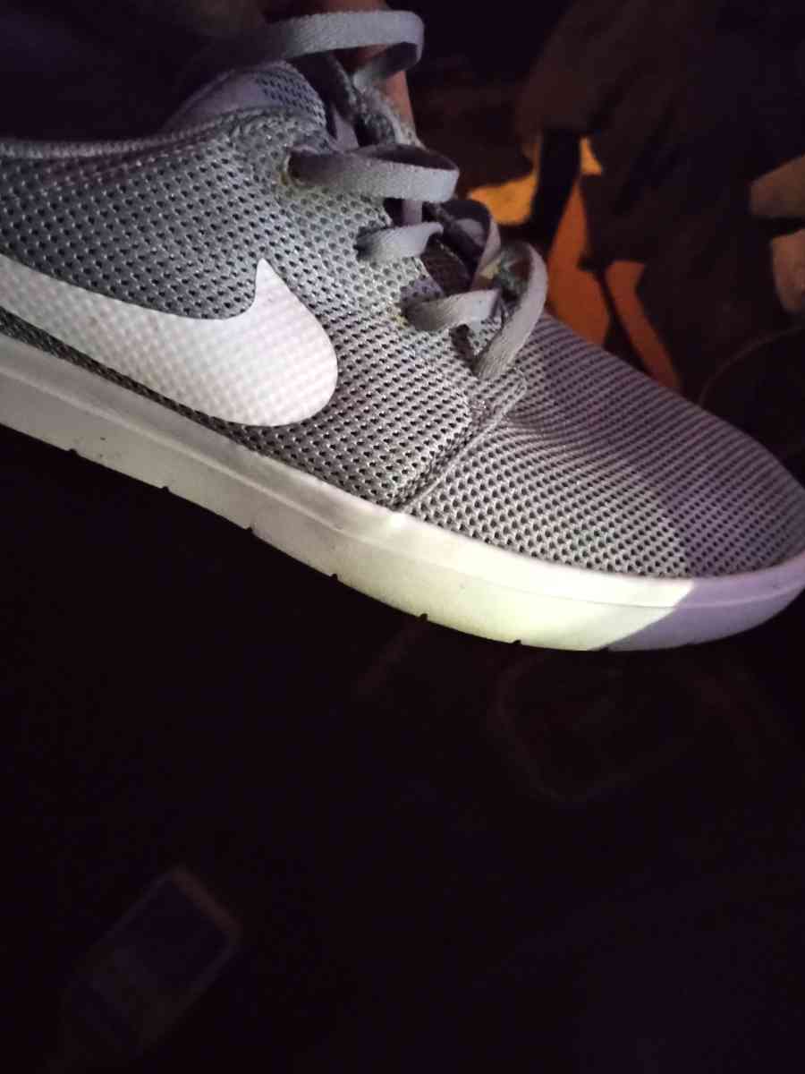 NIKE TENNIS SHOES GREY w White trim size10 - Garden Grove, California - FleaMarketBay