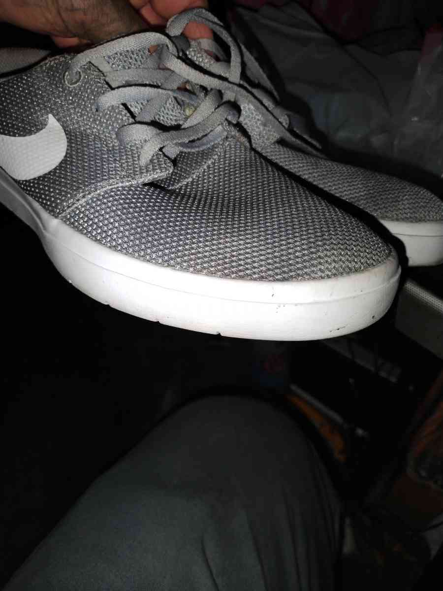 NIKE TENNIS SHOES GREY w White trim size10