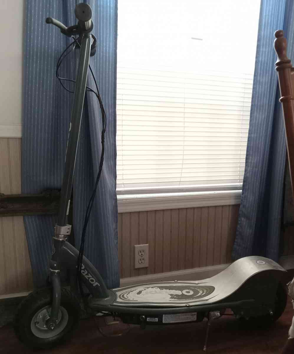 Razor Adult Electric Scooter E300 - Mooringsport, Louisiana - FleaMarketBay