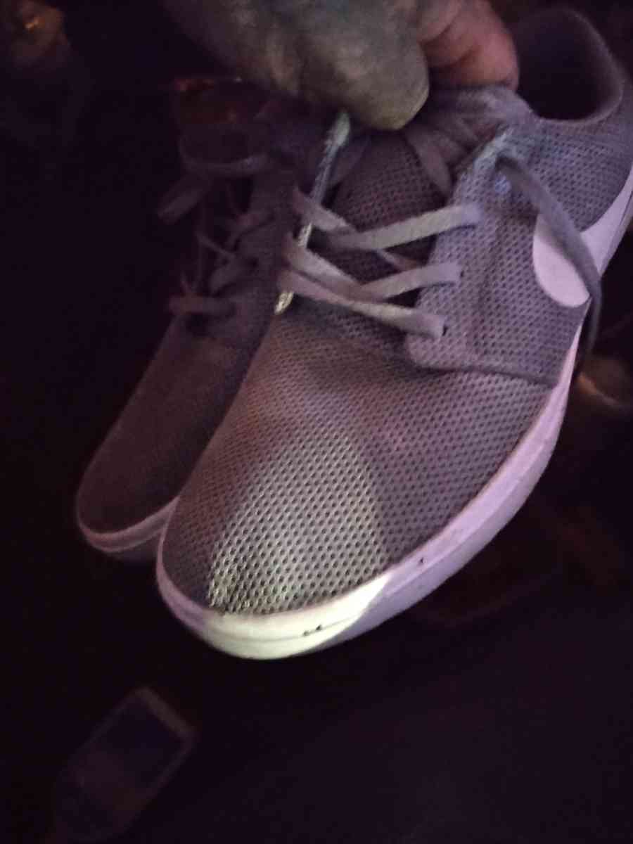 NIKE TENNIS SHOES GREY w White trim size10 - Garden Grove, California - FleaMarketBay