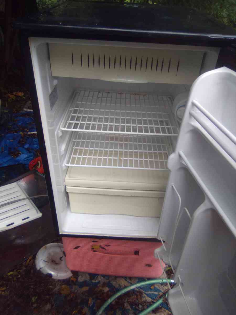 mini fridge works great - Jacksonville, Florida