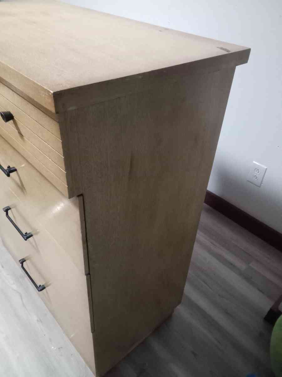 wooden dresser - Red Bud, Illinois - FleaMarketBay
