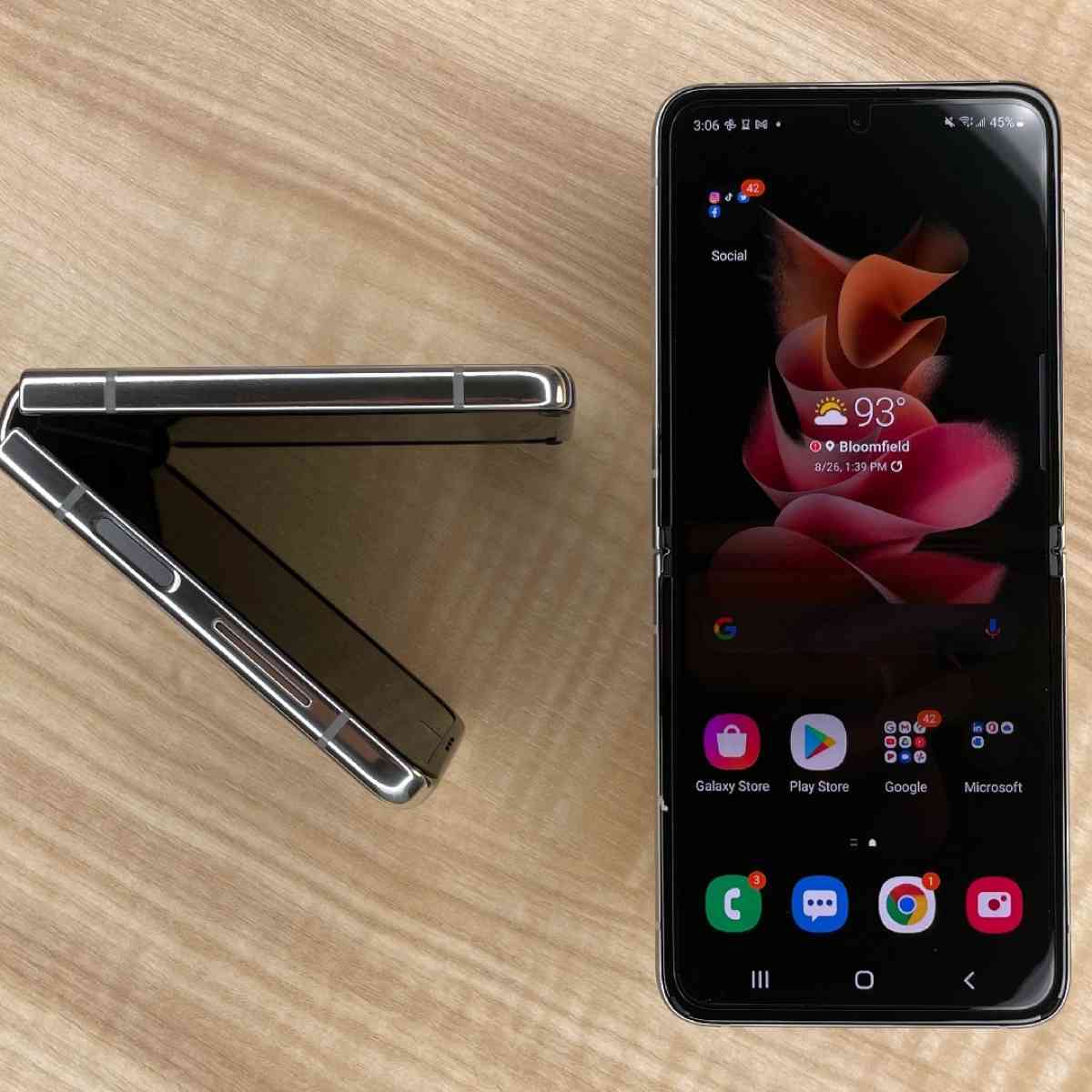 Samsung galaxy z3 flip 5g - Pensacola, Florida - FleaMarketBay