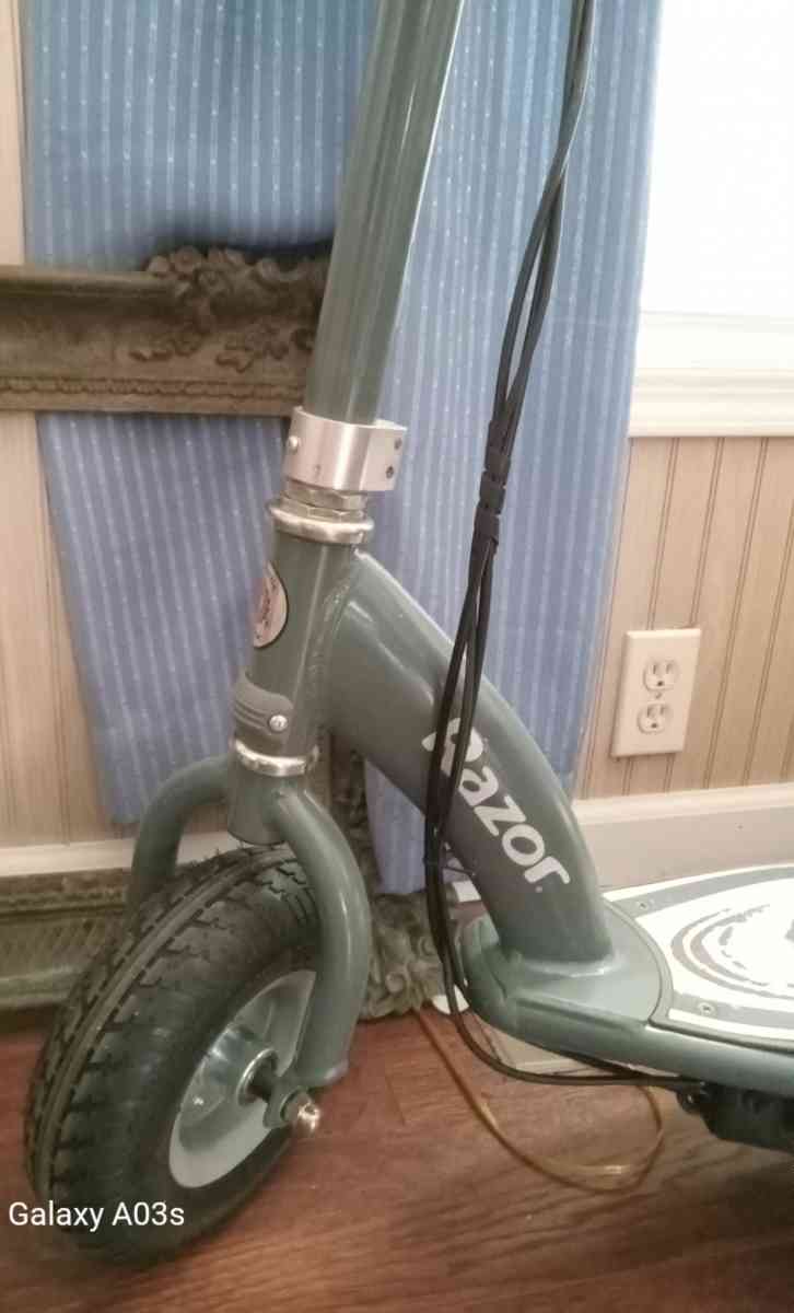 Razor Adult Electric Scooter E300 - Mooringsport, Louisiana - FleaMarketBay
