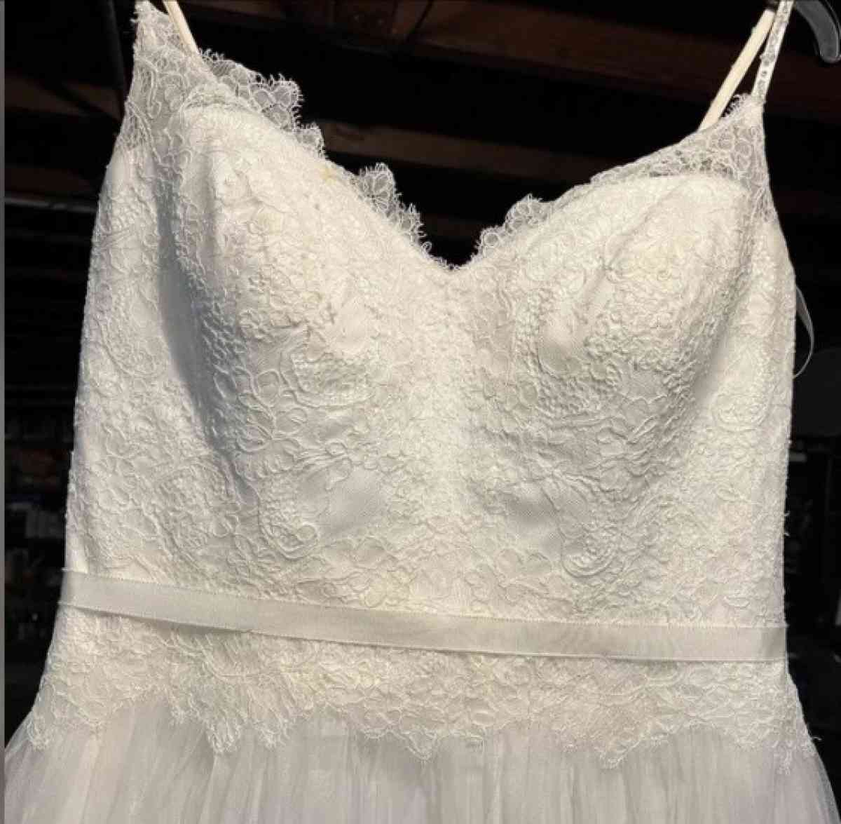 Davids Bridal Wedding Dress - Attleboro, Massachusetts - FleaMarketBay