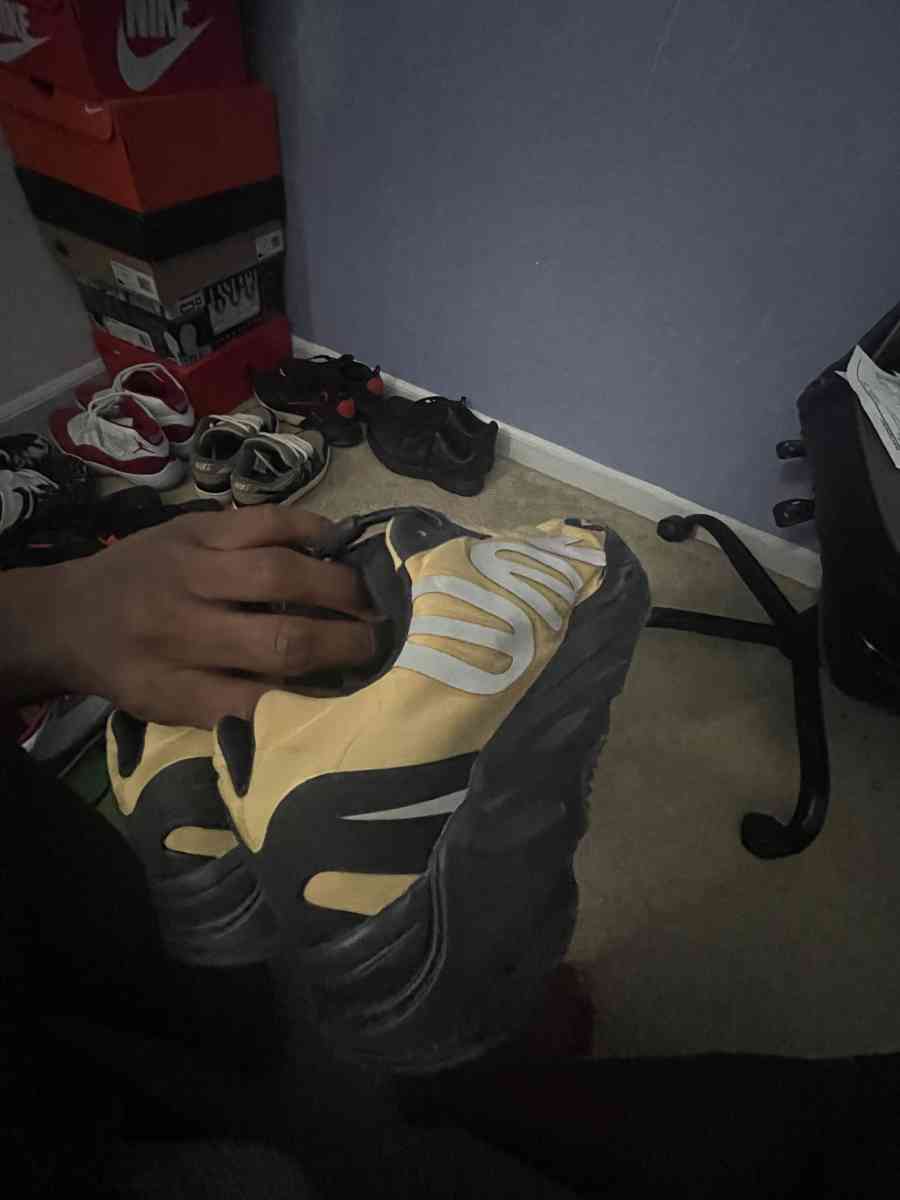 Yezzy 700 honey comb - Statesville, North Carolina - FleaMarketBay