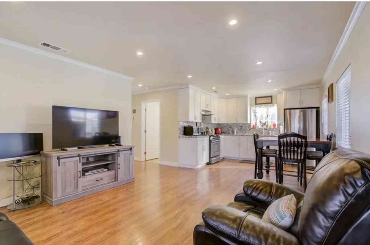 Beautiful Family 2beds 1bath for rent - Panorama City, California - FleaMarketBay