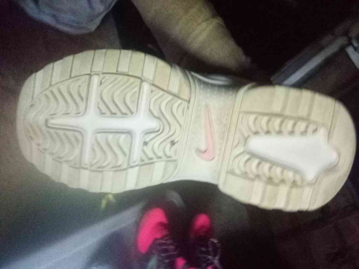 womens Nike shoes - Clarksville, Tennessee - FleaMarketBay