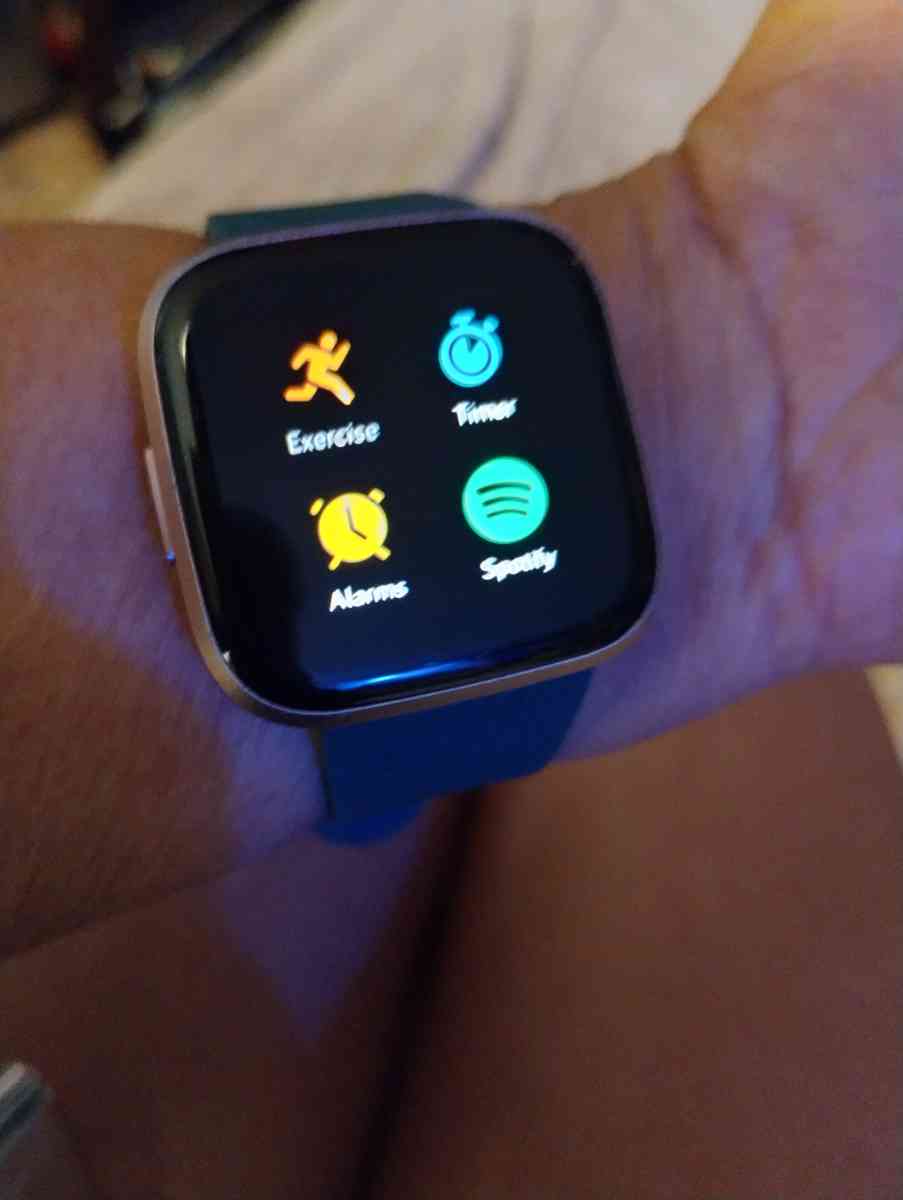 Fitbit versa 4 - Shelbyville, Tennessee - FleaMarketBay