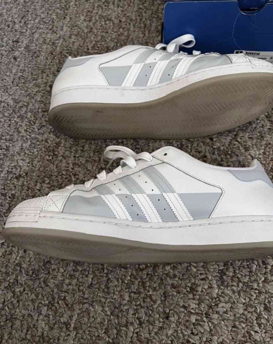 Addias shell top - Dedham, Massachusetts - FleaMarketBay