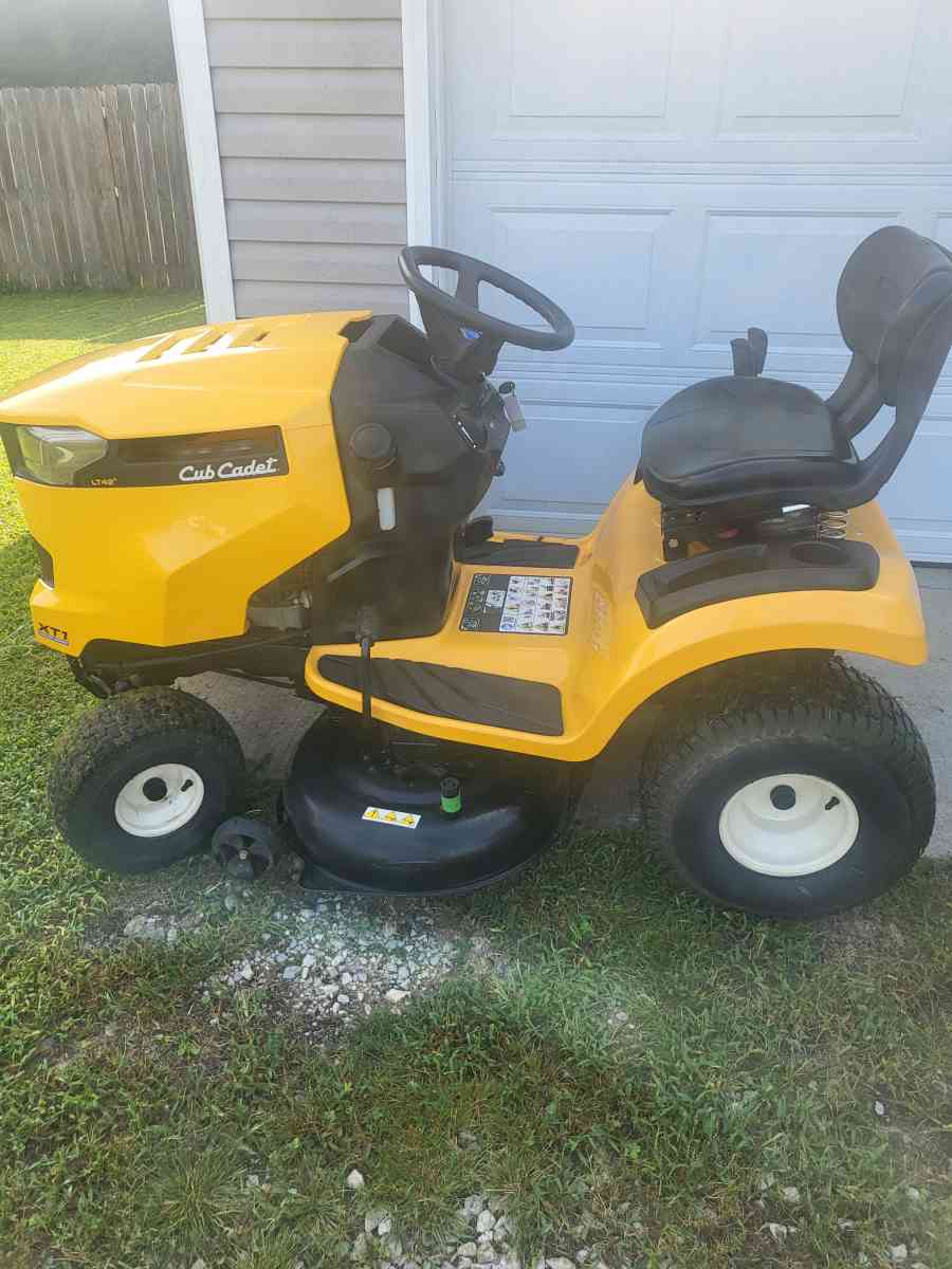 cub cadet riding  lawn mower - Bowling Green, Kentucky