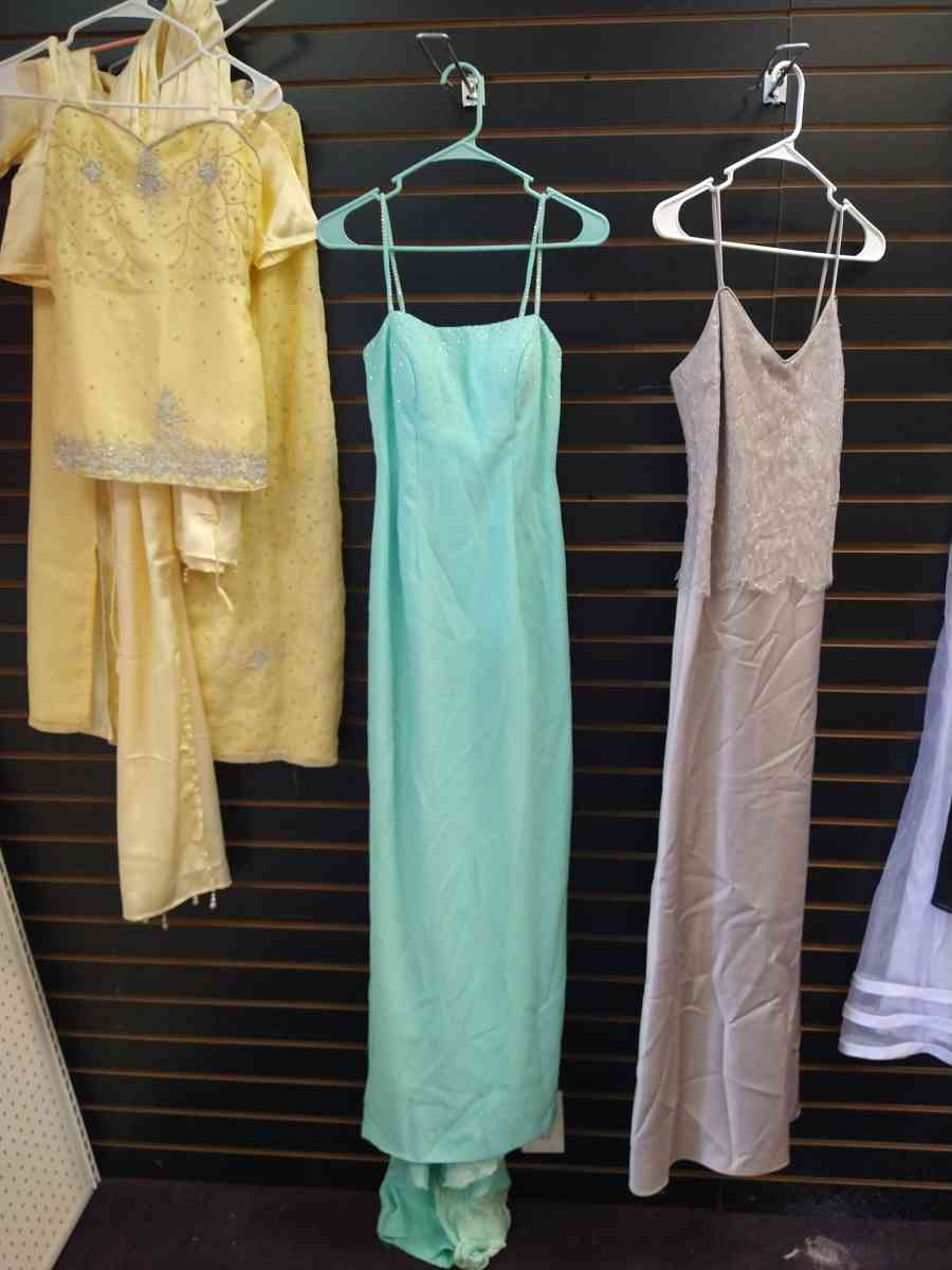 little bit of everything clothes  dishes antiques what knots - Toccoa, Georgia