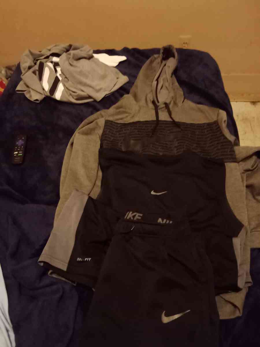 Nike pants and hoodie plus tank top - Detroit, Michigan - FleaMarketBay